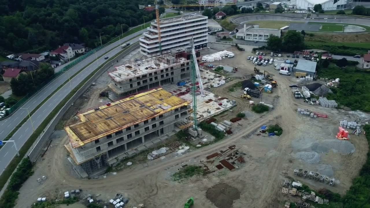 Letecký pohľad na výstavbu projektu GMT so žeriavom